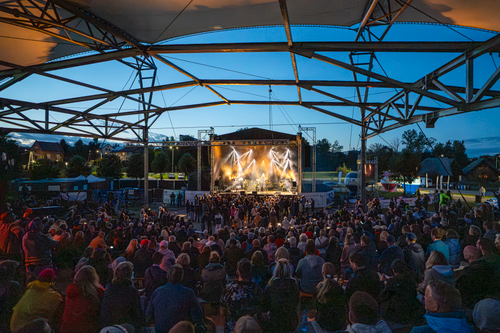 Koncert zespołu T.REX - na pierwszym planie publiczność zgromadzona w amfiteatrze