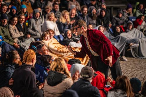 Publiczność oglądająca spektakl Wsopotowzięci i aktor Teatru Wybrzeże