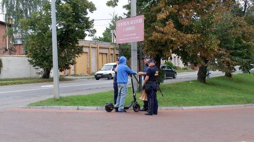 Funkcjonariusze Straży Miejskiej i Policji rozmawiają z nastolatkiem na hulajnodze