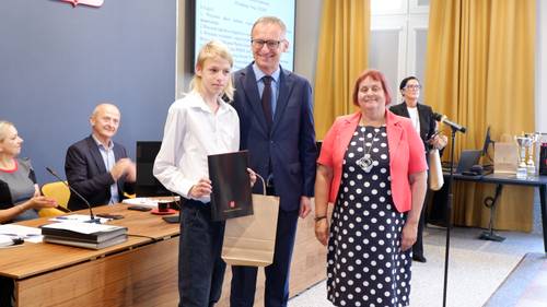 Zdjęcie z uroczystości. Wręczenie nagród.
