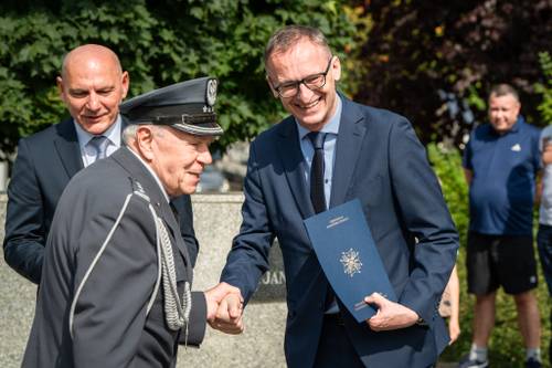 Burmistrz Pruszcza Gdańskiego podaje rękę kombatantowi.