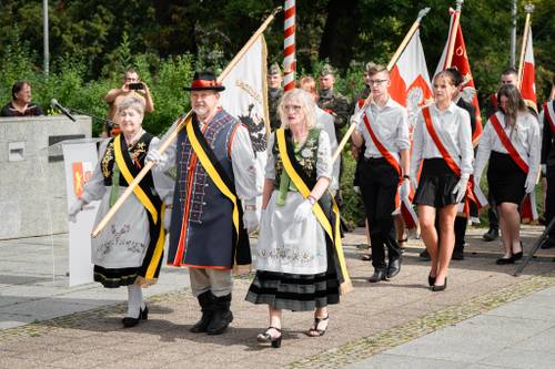Korowód pocztów sztandarowych.