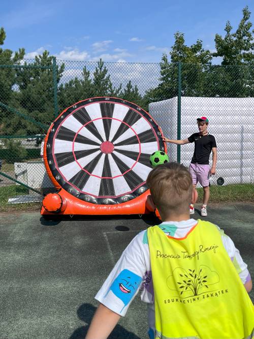 Gra w piłkę podczas ostatniego wakacyjnego festynu miejskiego