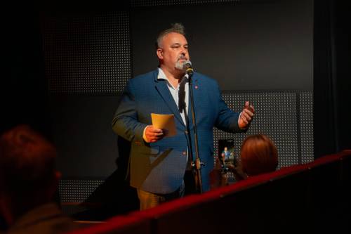 Dyrektor zapowiadający koncert.