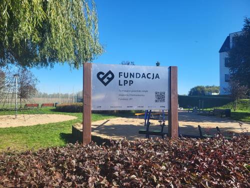 Przestrzeń placu zabaw po modernizacji.