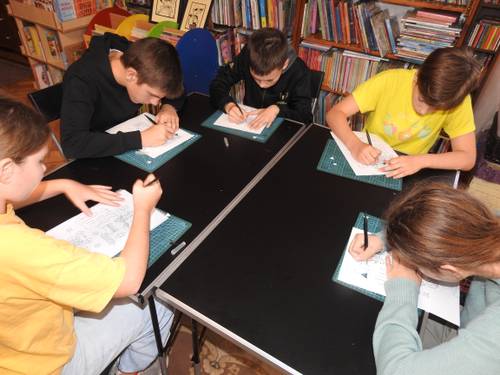Dzieci tworzą wycinankę japońską