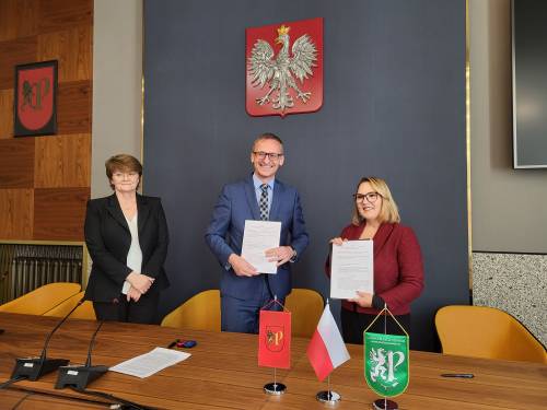 Przedstawiciele gmin podczas podpisywania umowy.