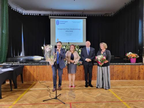 Przemawia zastępca burmistrza Jerzy Kulka, obok stoi między innymi przewodnicząca Rady Miasta Pruszcza Gdańskiego