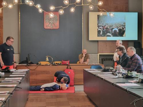 Instruktorzy szkolą z pierwszej pomocy, scenka sytuacyjna z wykorzystaniem fantomu