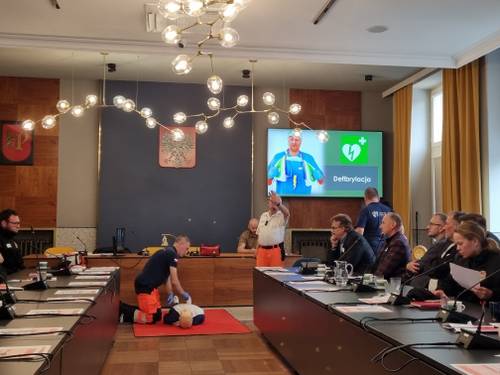 Instruktorzy szkolą z pierwszej pomocy, scenka sytuacyjna z wykorzystaniem fantomu