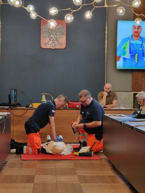 Instruktorzy szkolą z pierwszej pomocy, scenka sytuacyjna z wykorzystaniem fantomu
