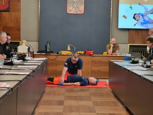 Instruktorzy szkolą z pierwszej pomocy, scenka sytuacyjna