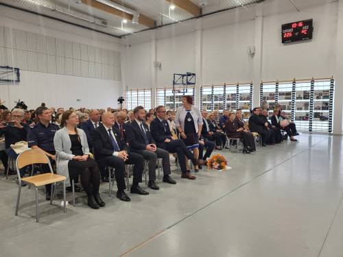 Goście podczas uroczystości na sali gimnastycznej.