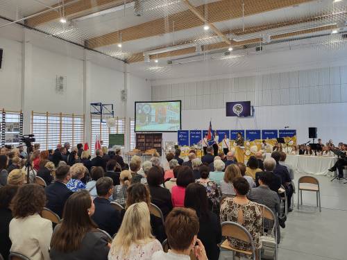 Goście podczas uroczystości na sali gimnastycznej.