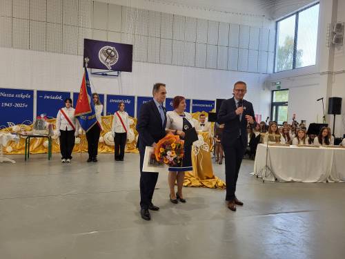 Goście podczas uroczystości na sali gimnastycznej.