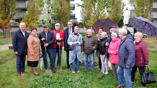 Zdjęcie grupowe - wszystkie ary w towarzystwie panów burmistrzów  i pomysłodawczyni akcji, pani Urszuli Niklas