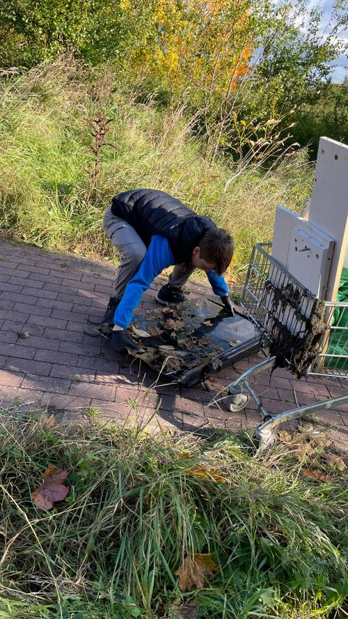 Znaleziska - telewizor i kosz sklepowy.