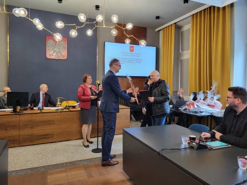 Burmistrz wręcza nagrodę laureatowi.