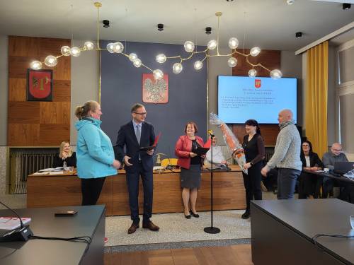Burmistrz wręcza nagrodę laureatom.