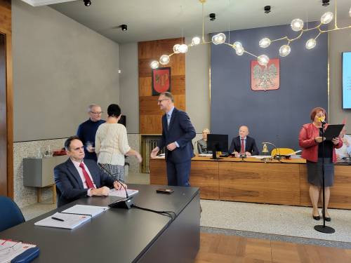 Burmistrz wręcza nagrodę laureatom.