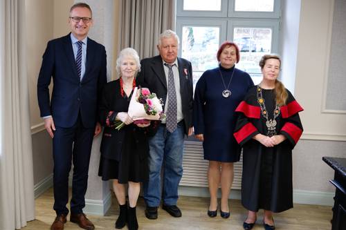 Jedna z par w towarzystwie burmistrza, przewodniczącej rady miasta i kierownik USC
