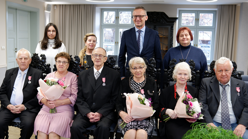 Wszystkie trzy pary jubilatów z burmistrzem, przewodniczącą rady miasta, kierownik USC i wnuczką jednej z par