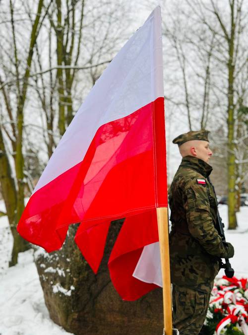 Żołnierz stojący pod pomnikiem