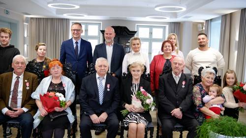 Dwie pary jubilatów z burmistrzem, przewodniczącą rady miasta, kierownik USC i rodziną