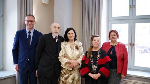 Jedna z par w towarzystwie burmistrza, przewodniczącej rady miasta i kierownik USC