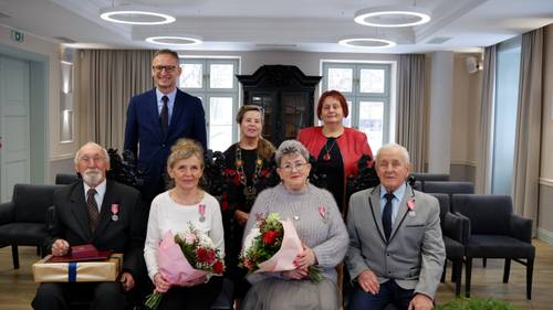 Dwie pary jubilatów z burmistrzem, przewodniczącą rady miasta, kierownik USC