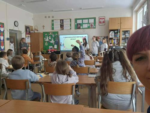 Prowadzące projekt opowiadają uczniom o wpływie telefonów