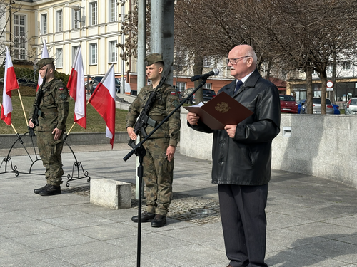 Dwaj żołnierze i mężczyzna z organizacji kombatanckiej