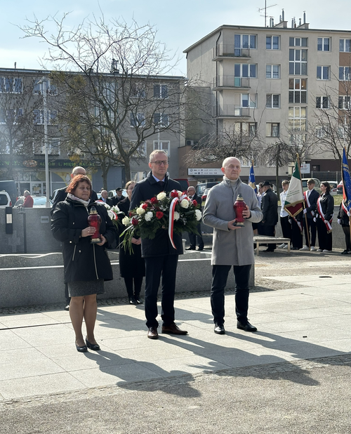 Burmistrz Janusz Wróbel oraz przedstawiciele rady miasta z kwiatami i zniczami