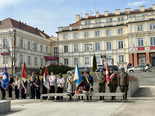 Zgromadzeni na uroczystości uczniowie ze sztandarami oraz inne delegacje