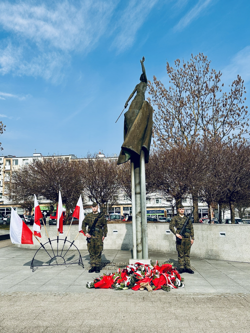 Żołnierze pod Pomnikiem Nike