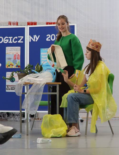 Dwie uczennice podczas swojej prezentacji pokazują różne przedmioty