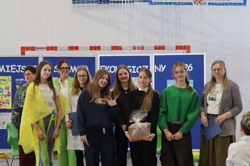 Grupa uczennic z nauczycielami i dyrektor szkoły