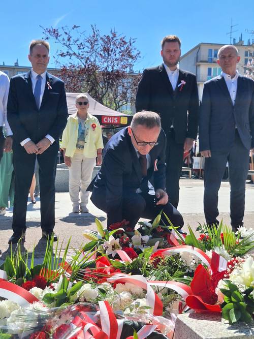 Burmistrz Pruszcza Gdańskiego składa kwiaty pod pomnikiem Nike