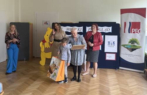Chłopiec z nauczycielką odebrali nagrody