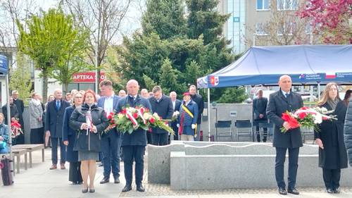 Składanie kwiatów pod pomnikiem