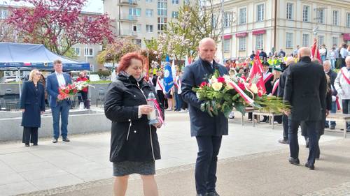 Składanie kwiatów pod pomnikiem