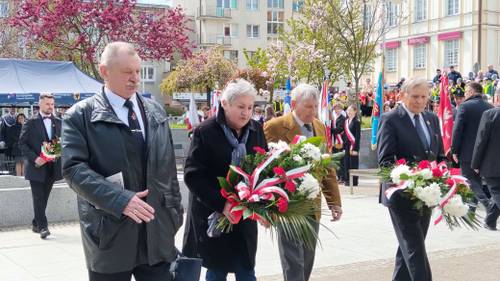 Składanie kwiatów pod pomnikiem