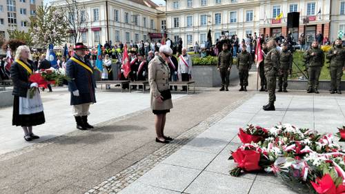 Składanie kwiatów pod pomnikiem
