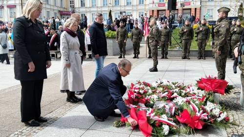 Składanie kwiatów pod pomnikiem