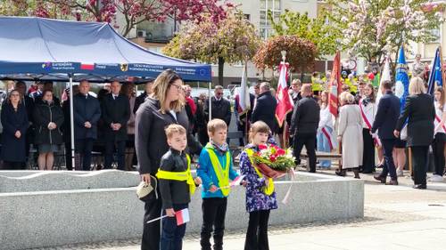 Składanie kwiatów pod pomnikiem