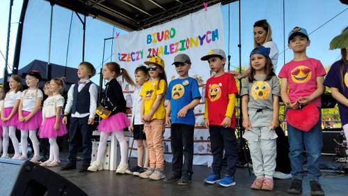 Dzieci występujące na scenie