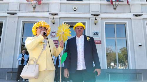 Prezes Domu Hospicyjnego i prowadzący wydarzenie stoją przed urzędem