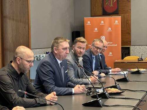 Uczestnicy spotkania na sali posiedzeń