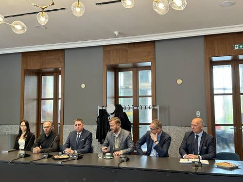 Uczestnicy spotkania na sali posiedzeń