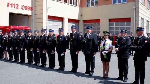 Strażacy i osoby nagrodzone medalami